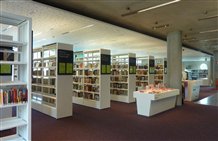 Erster Stock in der Stadt- und Universitätsbibliothek Bruneck